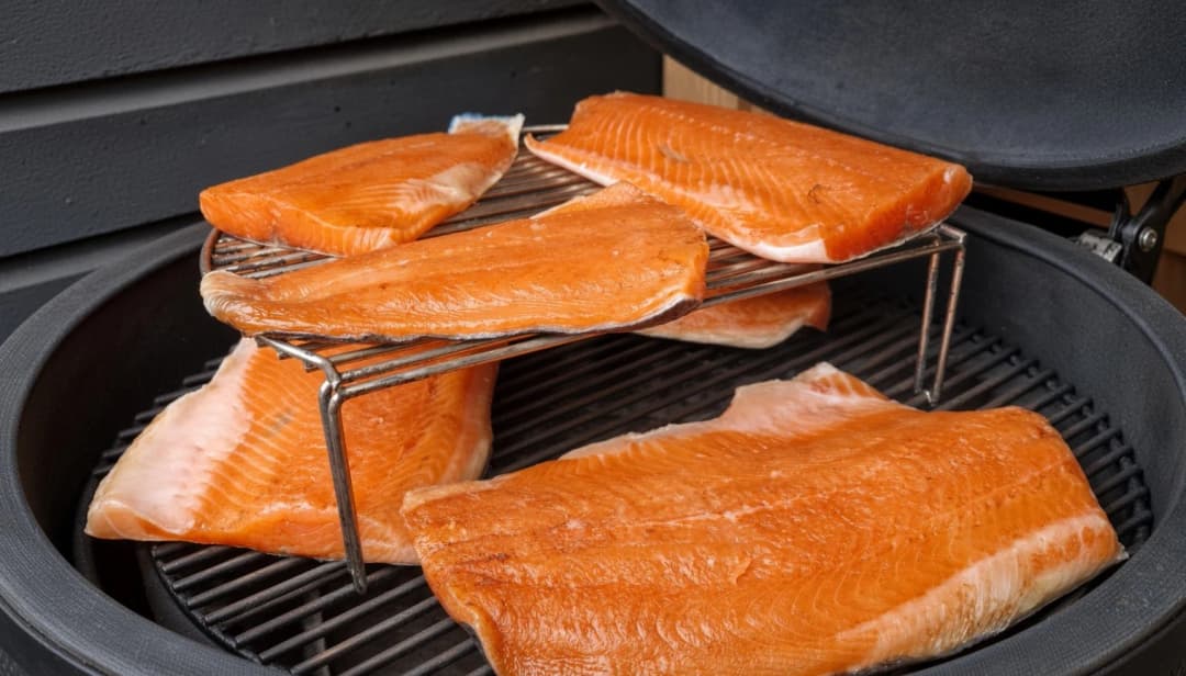 Cold-smoked salmon from the kamado with a cold smoke generator
