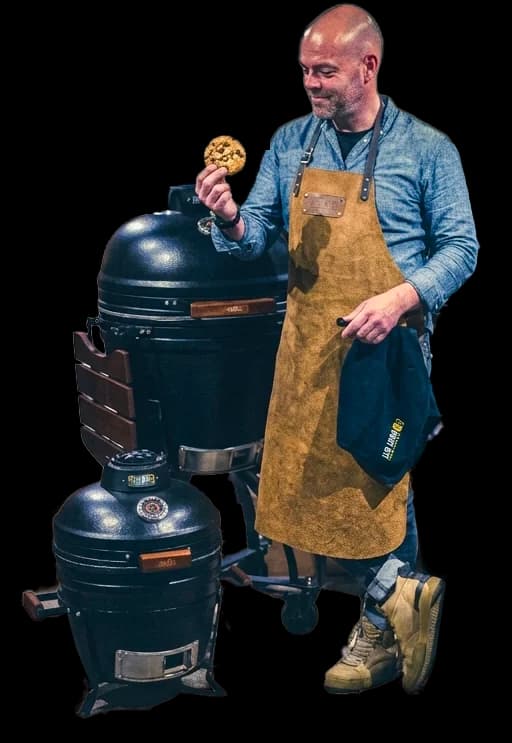 Bobby von Grill Bill mit einem Keks am Kamado