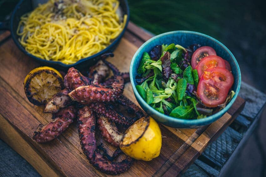 Gegrilde Pulpo met Spaghetti Aglio e olio op de kamado