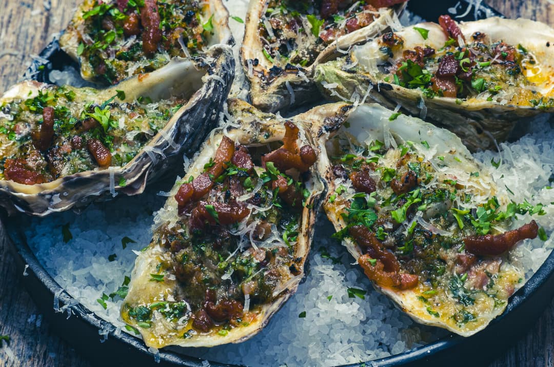 Geflambeerde oesters Met Uitgebakken spekjes en Parmezaanse kaas