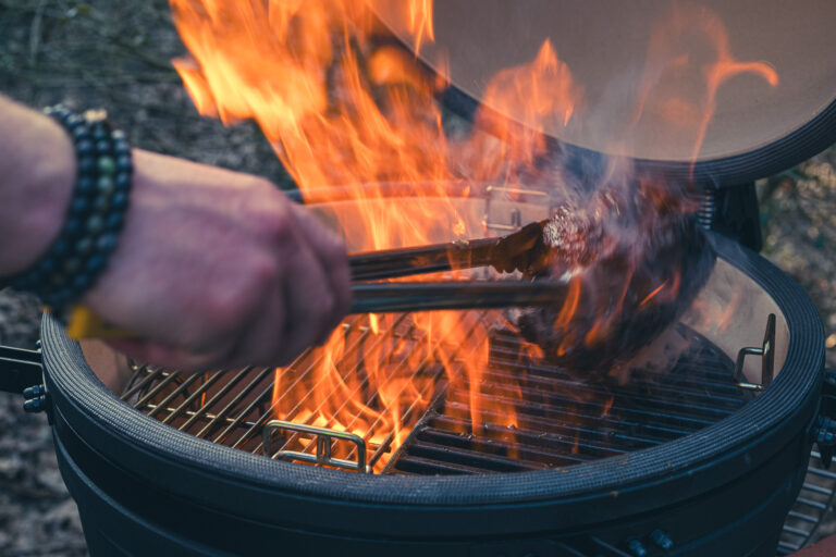 Hoe steek je een kamado aan?