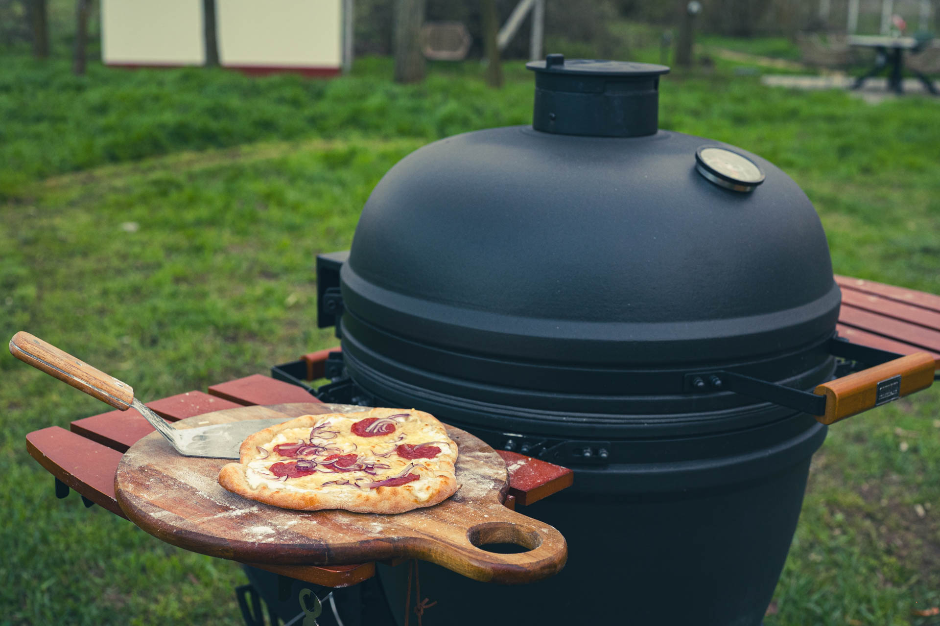 Bakken op een kamado wordt vaak onderschat. Veel mensen denken aan pizza of brood, maar bakken is in feite een kerntechniek waarbij je de kamado gebruikt als gesloten oven.