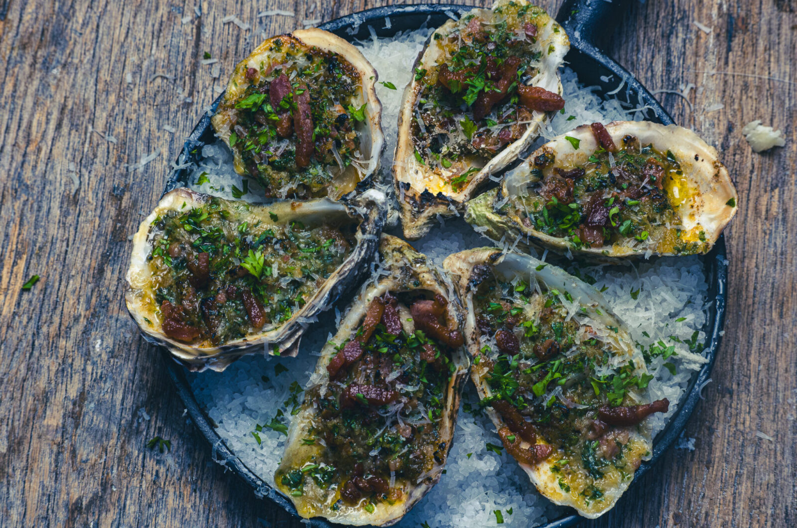 Geflambeerde oesters Met Uitgebakken spekjes en Parmezaanse kaas